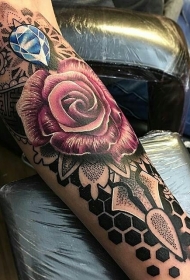 彩色玫瑰与钻石点刺风格饰品手臂纹身图案