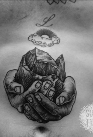 腹部手绘黑色的手和山脉纹身图案