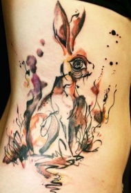 水彩画风格的兔子侧肋纹身图案
