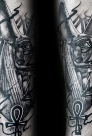 手臂埃及神像与符号黑色纹身图案