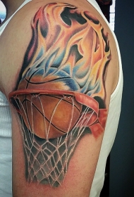 大臂彩色的3D篮球和火焰纹身图案