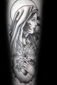 黑色的女人与圣心手臂纹身图案