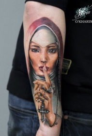 手臂彩色美丽的女人与十字架纹身图案