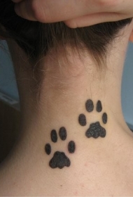 可爱的黑色动物爪印颈部纹身图案