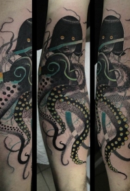 章鱼似的神秘女性彩色手臂纹身图案