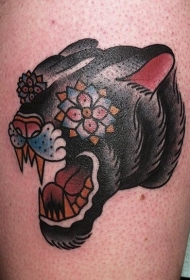 一头黑豹和花朵纹身图案