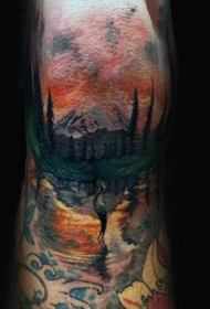 手臂彩色的山林风景纹身图案