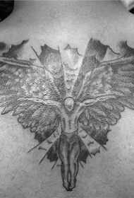 背部超大翅膀的天使纹身图案