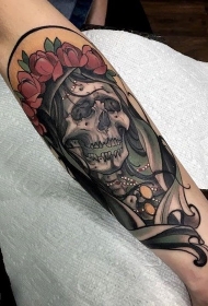 现代风格的彩色骷髅与玫瑰手臂纹身图案