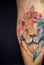 小腿五彩的狮子头像与皇冠纹身图案