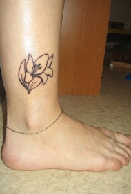 黑色线条的花朵脚踝纹身图案