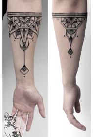 黑色线条的花卉手环手臂纹身图案