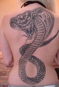 背部惊人的巨型眼镜蛇纹身图案