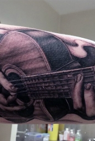 简单的黑白手与吉他手臂纹身图案