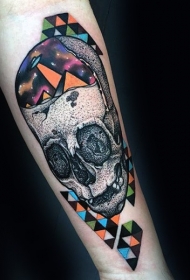 手臂彩色点刺骷髅与各种饰品和飞船纹身图案