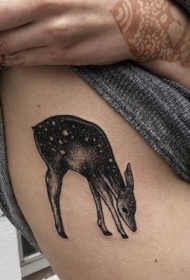 女孩侧肋可爱的小鹿纹身图案