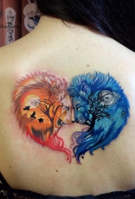 女生背部水彩狮子纹身图案