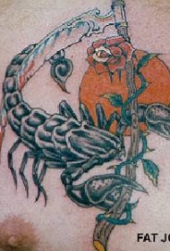 彩色镰刀和蝎子玫瑰纹身图案
