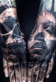 手背黑灰风格女性肖像与骷髅纹身图案