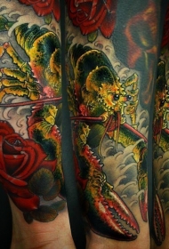手臂彩色的大龙虾与玫瑰纹身图案