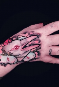 手背彩色鸟花蕊面具纹身图案