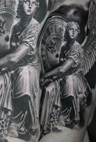 old school天使雕像与时钟手臂纹身图案