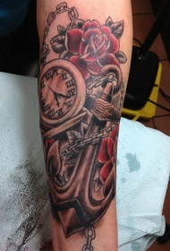 手臂铁链与时钟玫瑰船锚纹身图案