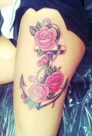 大腿可爱的船锚与粉红色玫瑰纹身图案