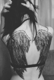 女生背部3D黑色的翅膀纹身图案