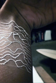 手腕3D白色简单的波浪纹身图案