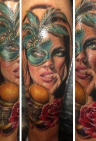 写实风格的彩色女性面具和指南针手臂纹身图案