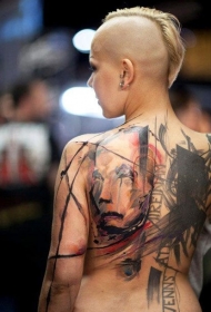 背部彩色的人类肖像和字母纹身图案