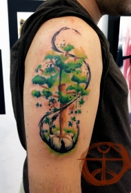手臂绿色的大树个性纹身图案