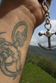 手腕写实的船锚和字母纹身图案