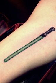 简单的绿色光剑手臂纹身图案