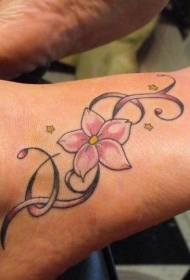 脚背令人惊叹的花朵与小星星纹身图案