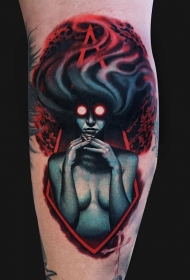 神秘的彩色恶魔女人和红眼睛手臂纹身图案
