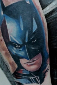 插画风格的彩色蝙蝠侠手臂纹身图案