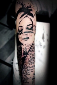 个性黑色的字母和女人脸手臂纹身图案