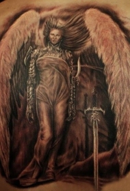 好战的女人天使和剑背部纹身图案