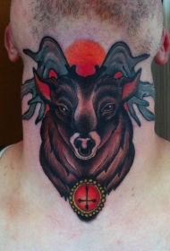 颈部彩色的鹿头动物纹身图案