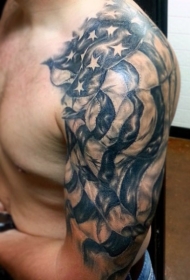 手臂非常写实的黑白美国国旗纹身图案