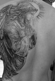 背部黑色的祈祷天使纹身图案