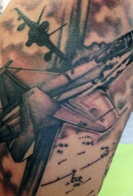 手臂黑灰风格的现代军用飞机纹身图案