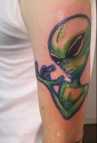 手臂绿色的外星人纹身图案