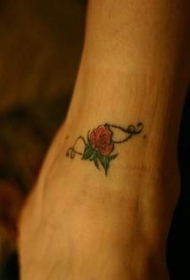 脚踝上的小玫瑰花纹身图案