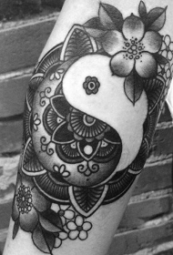 new school黑色阴阳八卦符号与花朵手臂纹身图案
