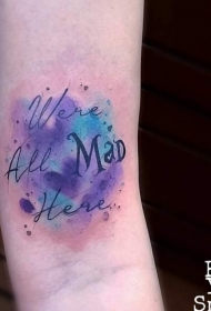 有趣的字母和紫蓝色泼墨水彩手臂纹身图案