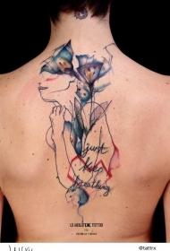 背部彩色的女人和花朵字母纹身图案