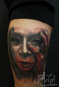 手臂恐怖的彩色血腥恶魔女人肖像纹身图案